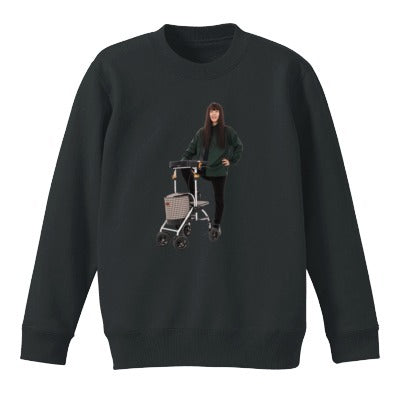 くうやに足を乗っけられたシルバーカースウェット(ブラック)