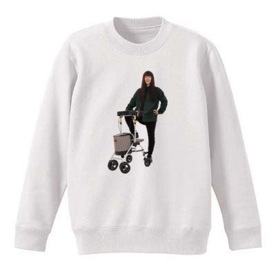 くうやに足を乗っけられたシルバーカースウェット(ホワイト)